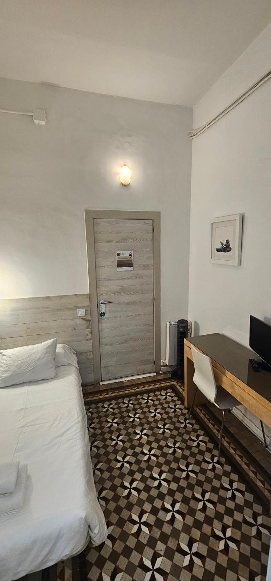 Hostal Eixample Barcelona Exterior photo